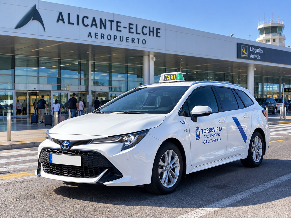 Taxi blanco en el aeropuerto de Alicante preparado para recoger pasajeros.